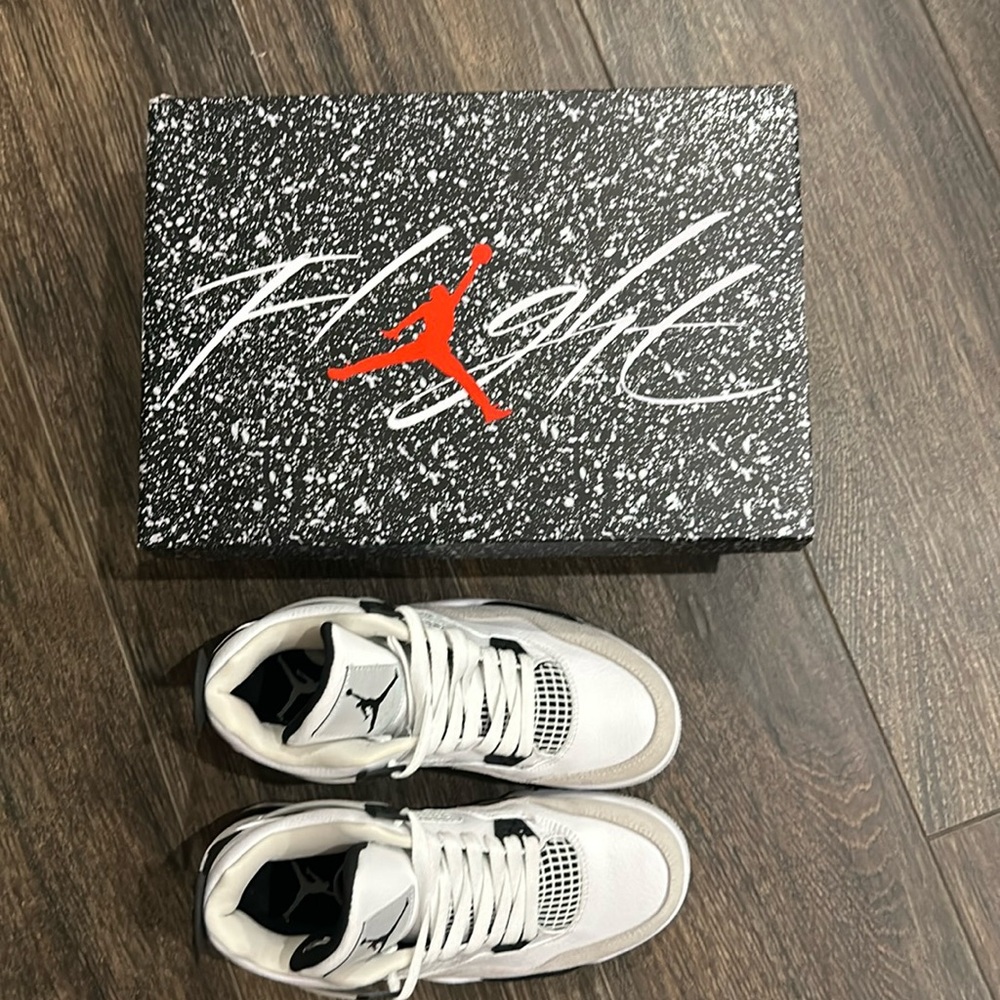 Air Jordan 4 retro. Worn   Few times. Great condition